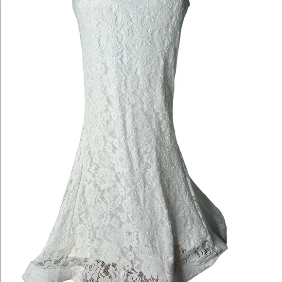 White wedding dress lace form fitting - Picture 6 of 8